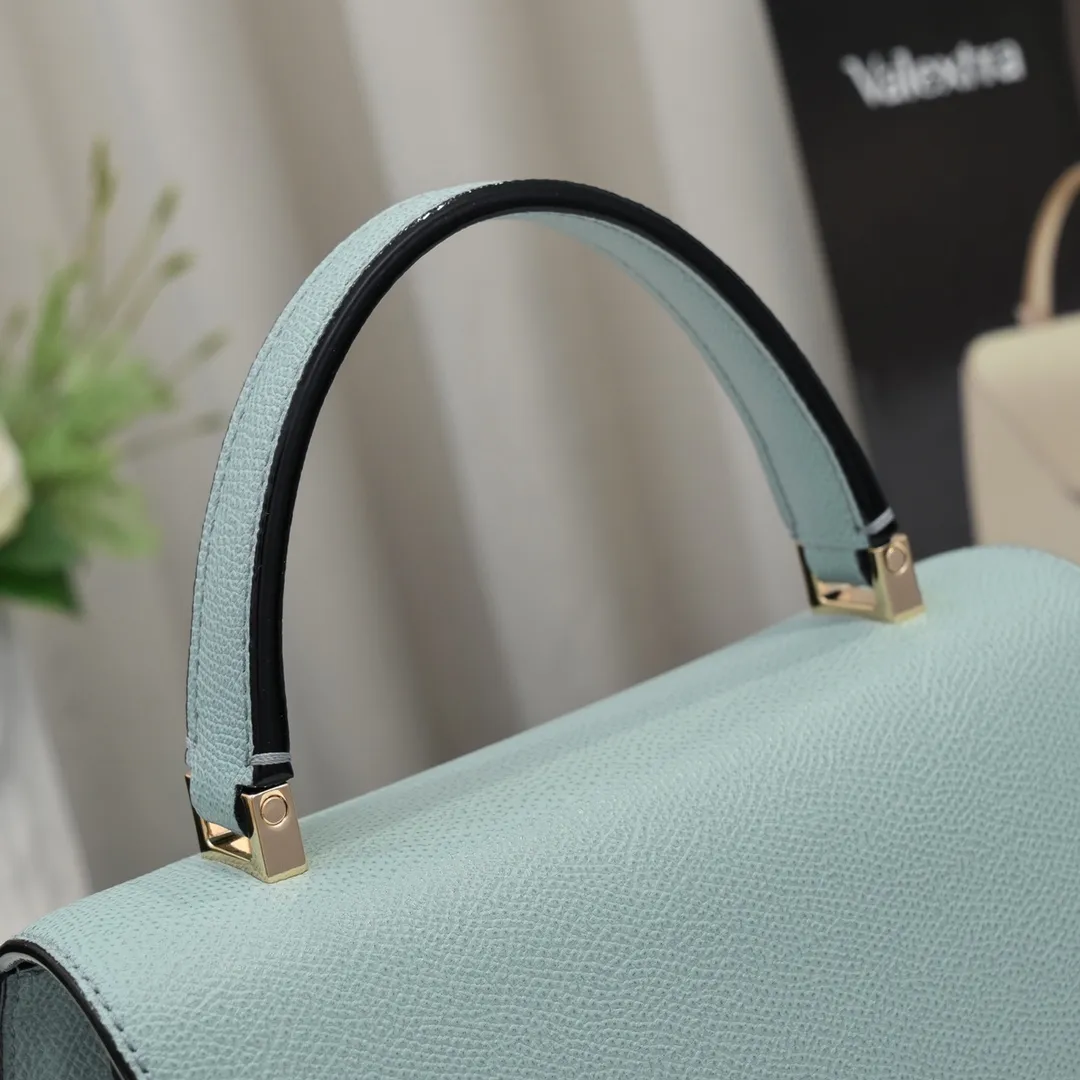 Valextra, the name of Italy's beloved horse, Iside is Val. One of extra's most iconic designs. There is no obvious logo, but the simple collective line design is very recognizable, full of architectural art, and shows a capable and intellectual style. It is made of imported palm-print lining cowhide, with up to five stitches of handwork, and the shiny oil edges test the skill of the craftsman. Large size: 26cm model 6627#
